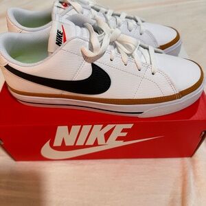 Nike White and Black Sneakers